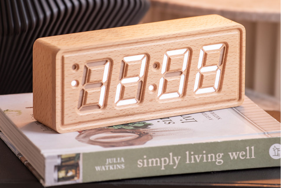 Karlsson vækkeur Solid Wood – Lyst træ