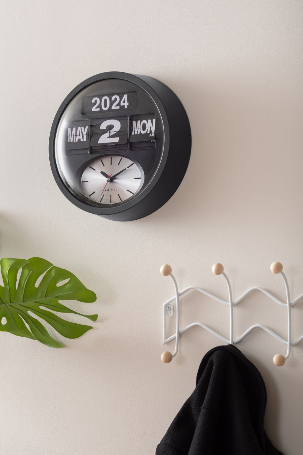 Karlsson vægur Round Flip – Sort