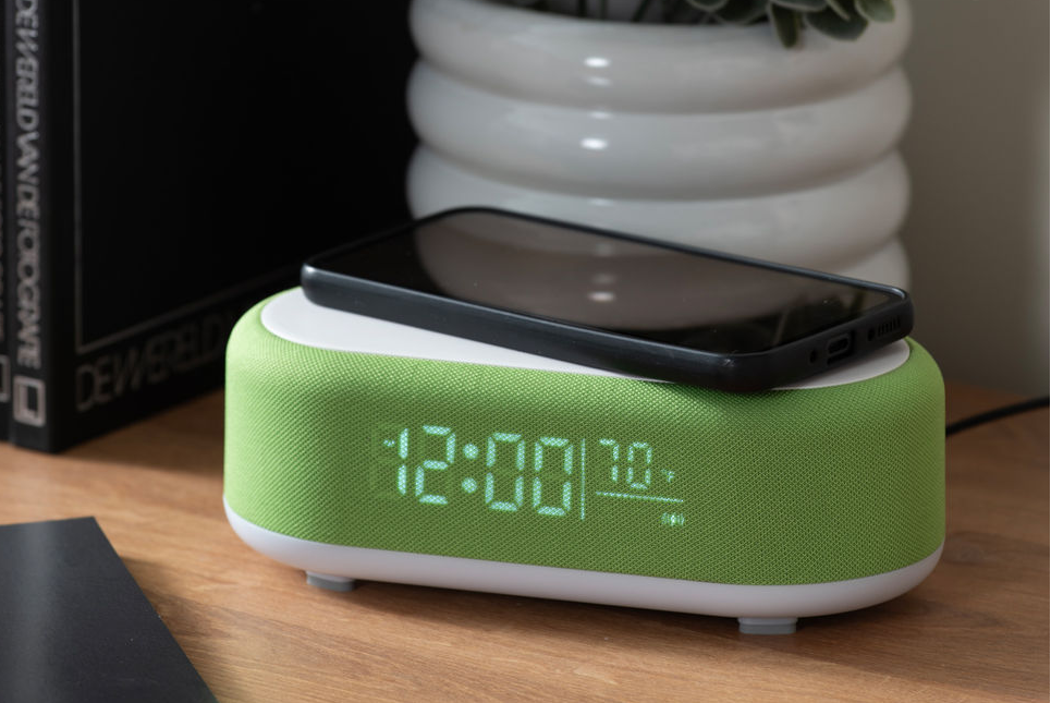 Karlsson vækkeur Vogue med telefonoplader og Bluetooth – Grøn