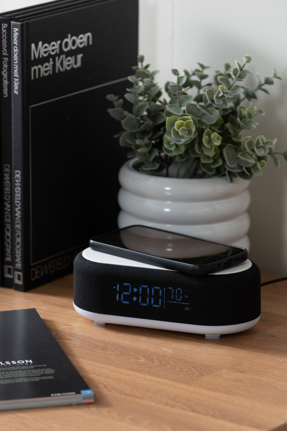 Karlsson vækkeur Vogue med telefonoplader og Bluetooth – Sort