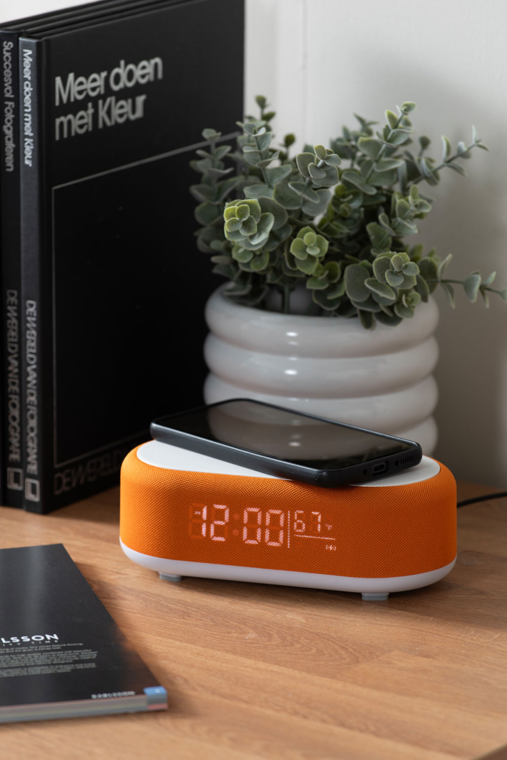Karlsson vækkeur Vogue med telefonoplader og Bluetooth – Orange