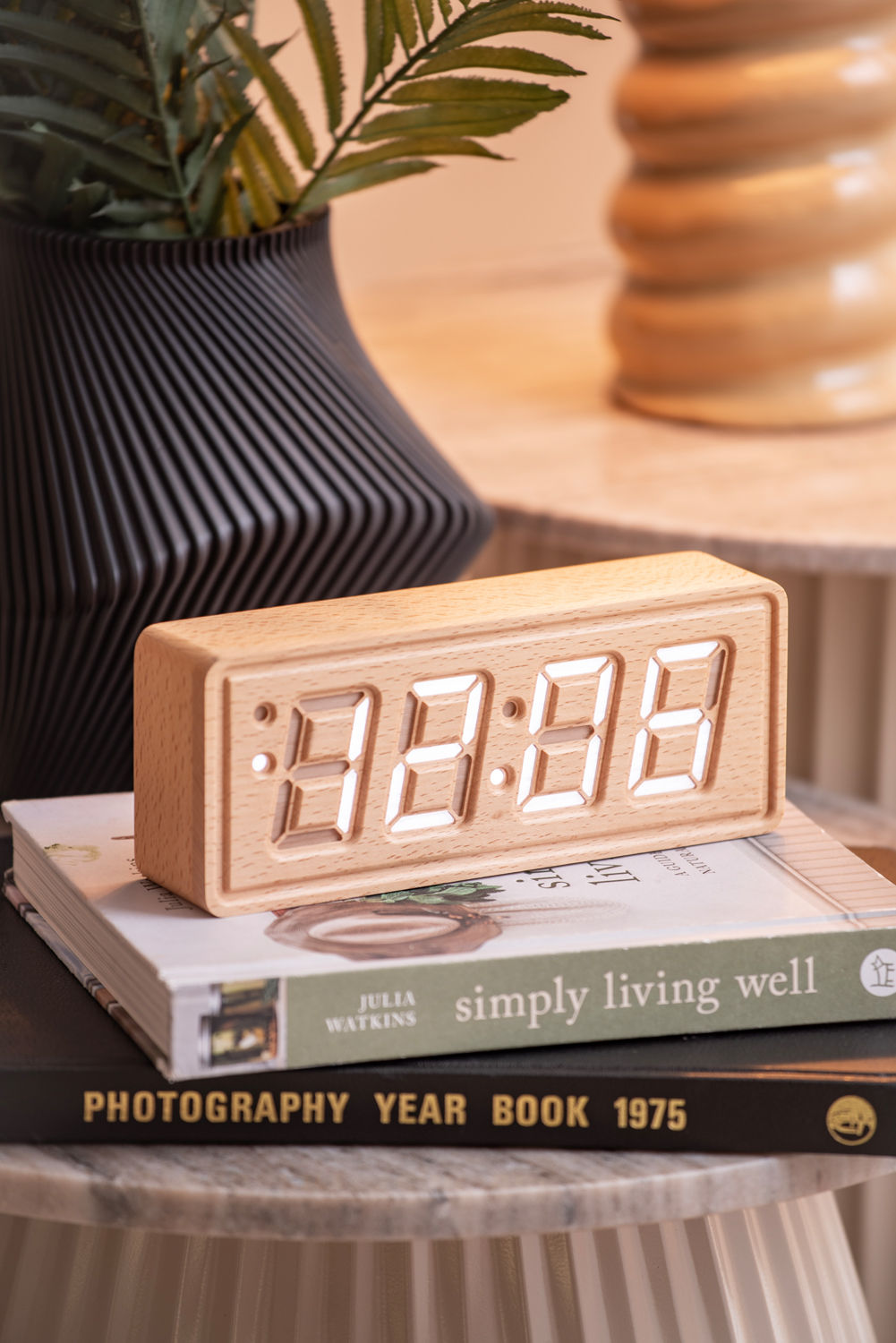 Karlsson vækkeur Solid Wood – Lyst træ