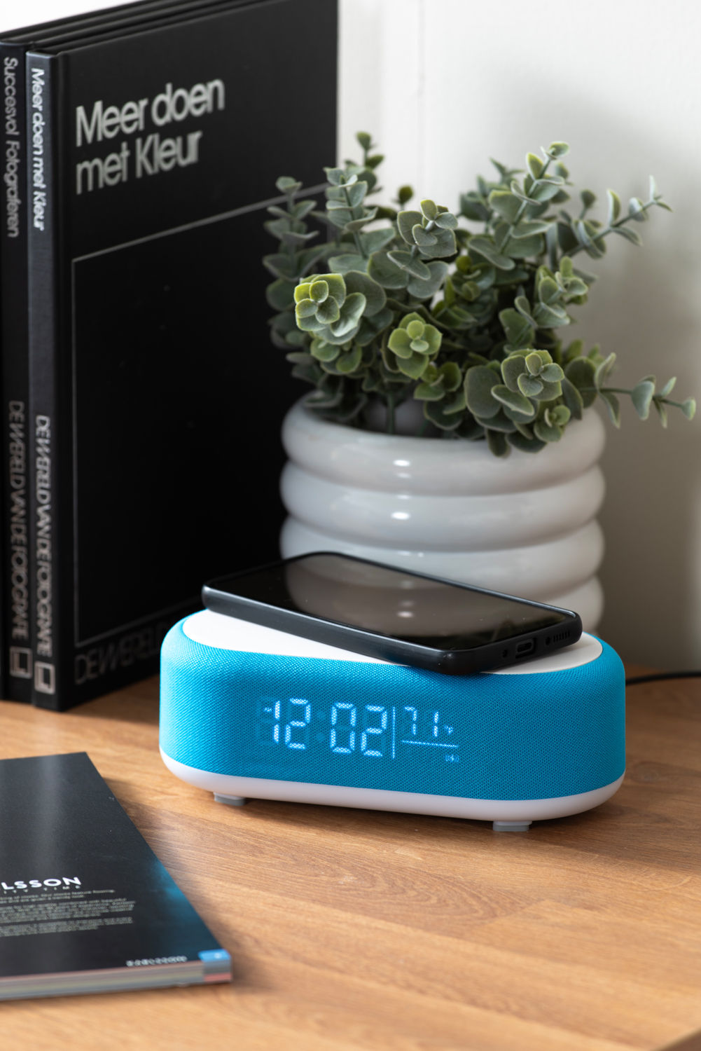 Karlsson vækkeur Vogue med telefonoplader og Bluetooth – Blå