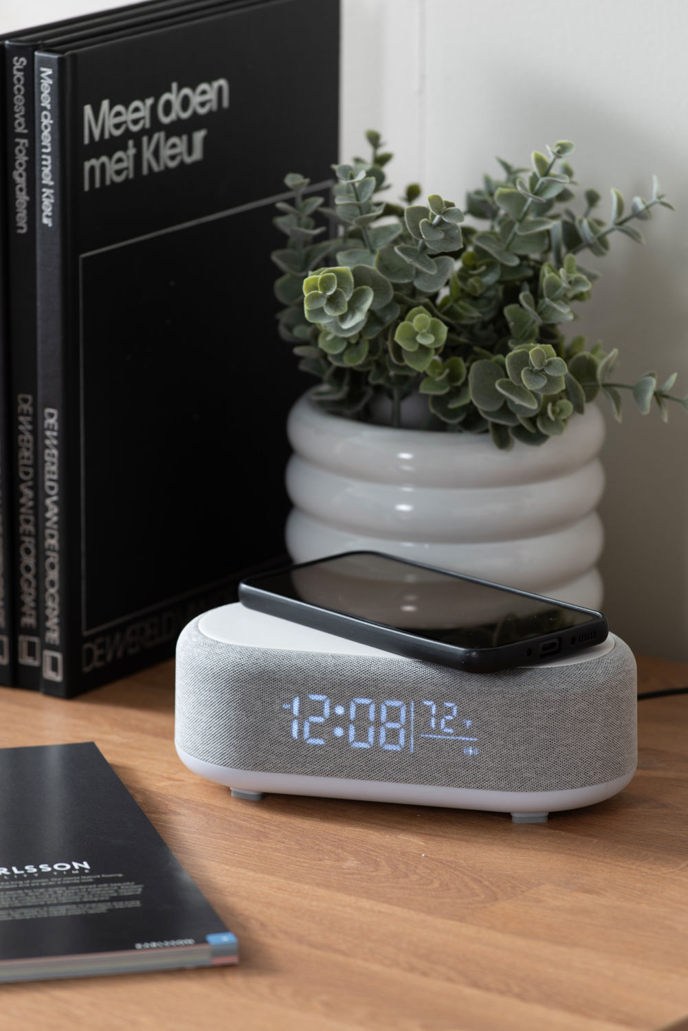 Karlsson vækkeur Vogue med telefonoplader og Bluetooth – Grå