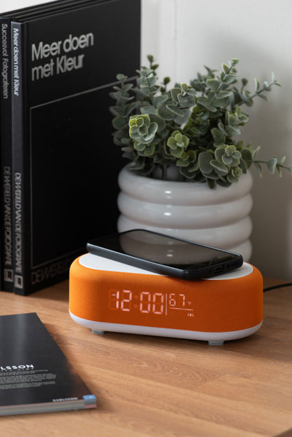 Karlsson vækkeur Vogue med telefonoplader og Bluetooth – Orange