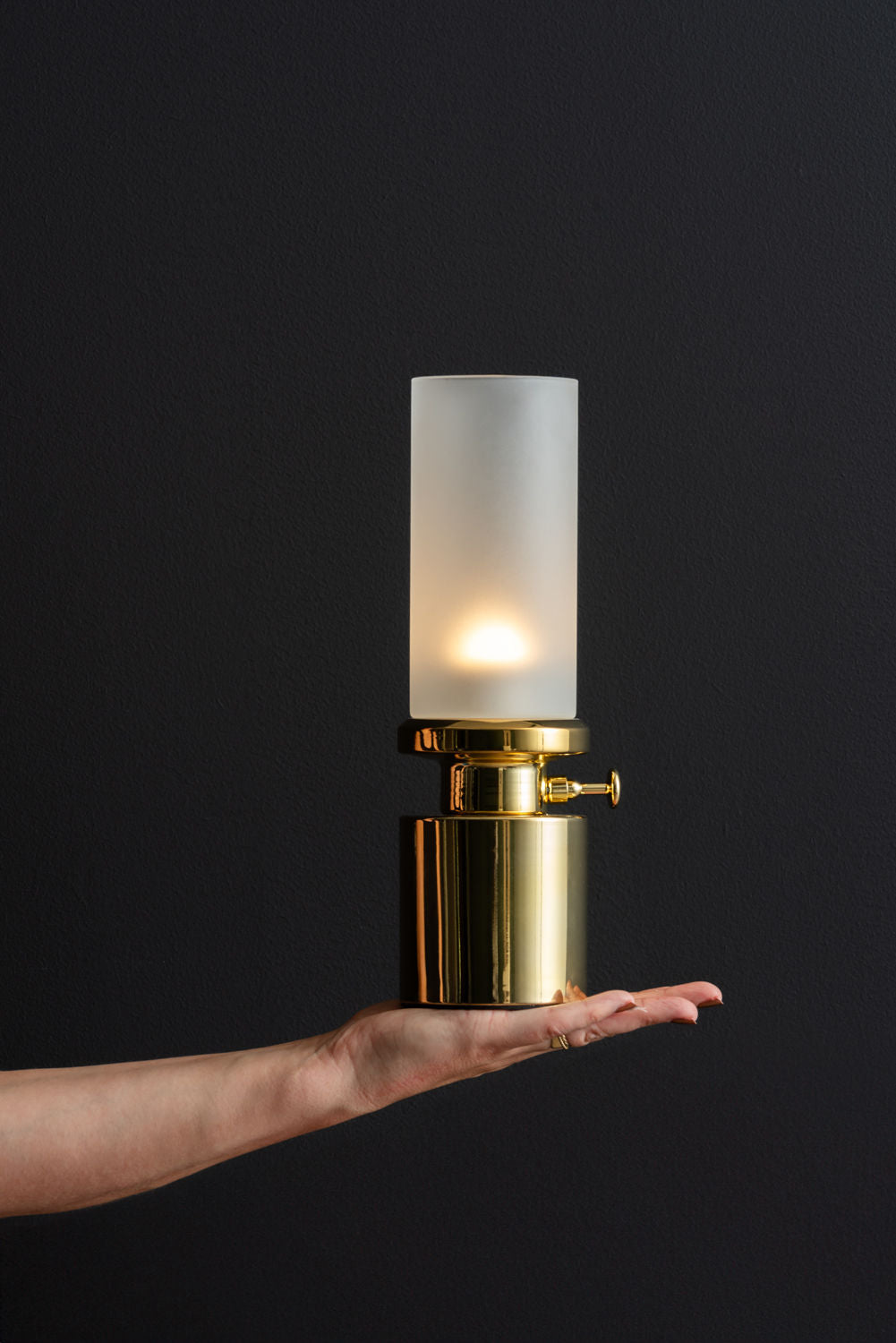 Leitmotiv bordlampe Camp LED - guld