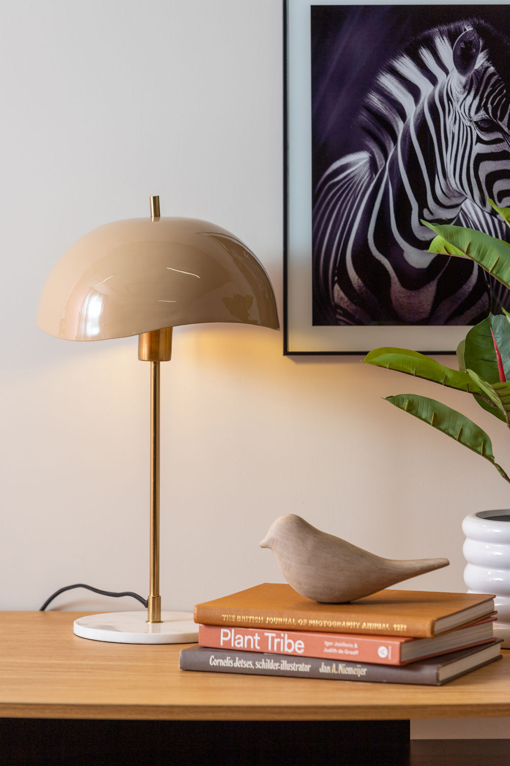 Leitmotiv bordlampe Waved Dome - lysebrun