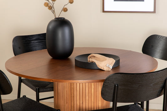 Bianca rundt spisebord Ø110 valnød med 4 sorte Polly spisestole